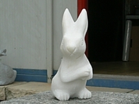 Coniglio in pietra bianca