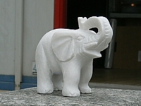Elefante in pietra bianca